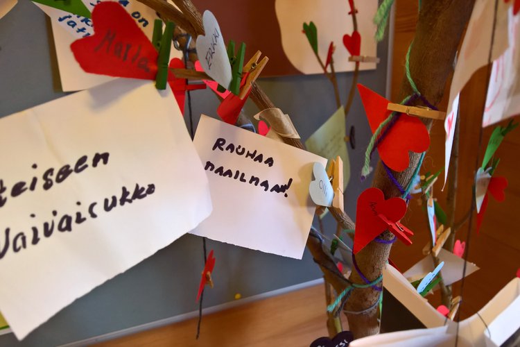 Teesinäyttelyn avajaishetki kirkossa klo 18 Teesinäyttelyn avajaishetki kirkossa klo 18