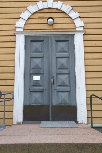 Artjärven kirkon ulko-ovi.