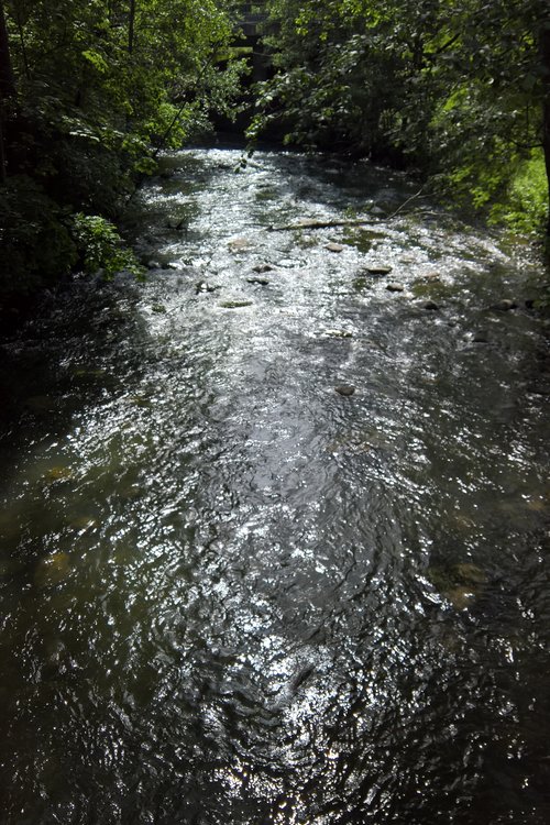 virtaava joki.jpg