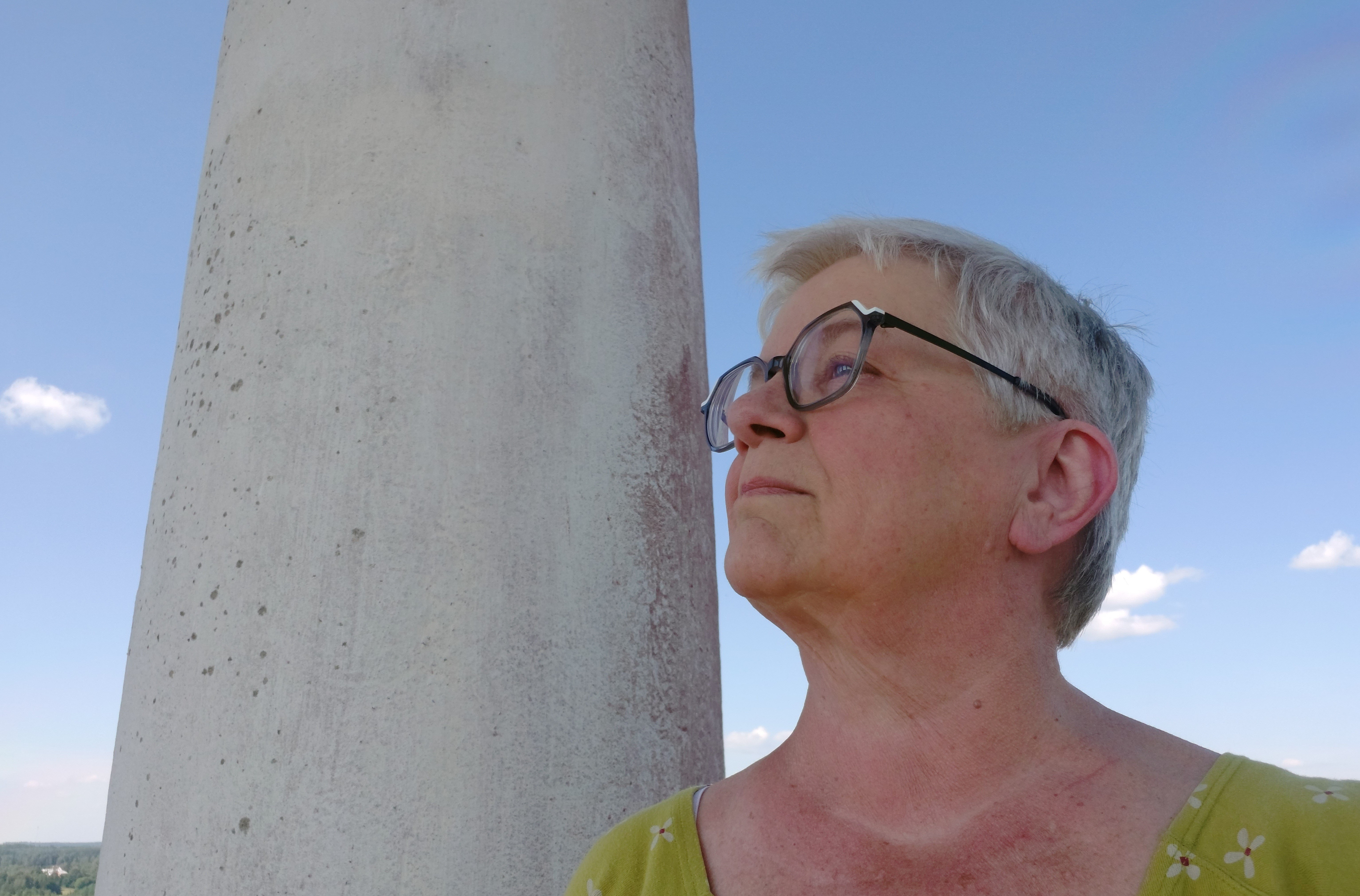 Annakaisa Rantala tähyilemässä kellotornin huipussa