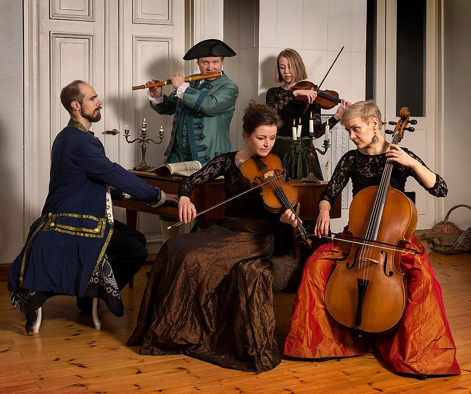 Galantina-yhtyeen viisi soittajaa barokkipuvuissa