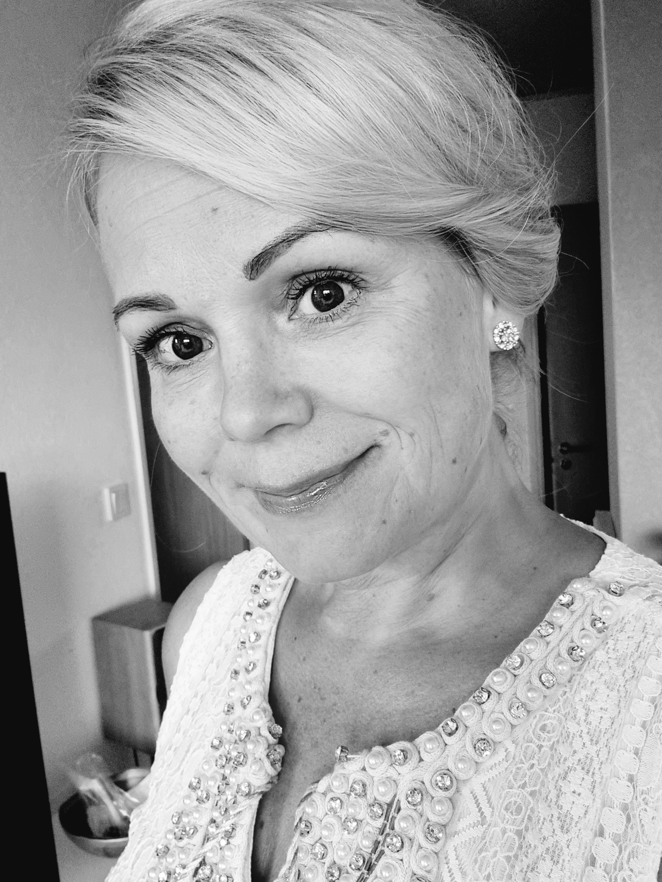 Vaaleatukkaisen naisen kasvokuva