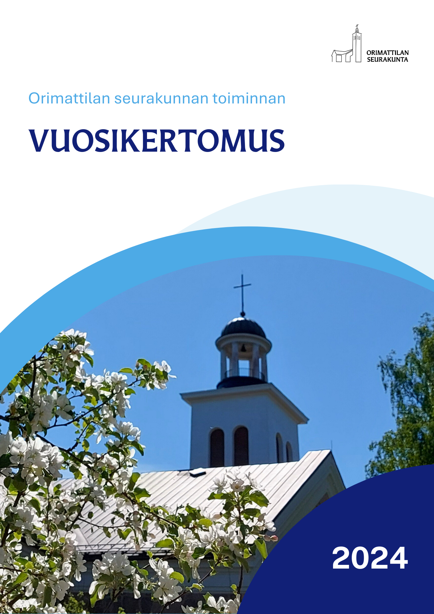 Orimattilan kirkon katto ja torni kukkivan puun takana