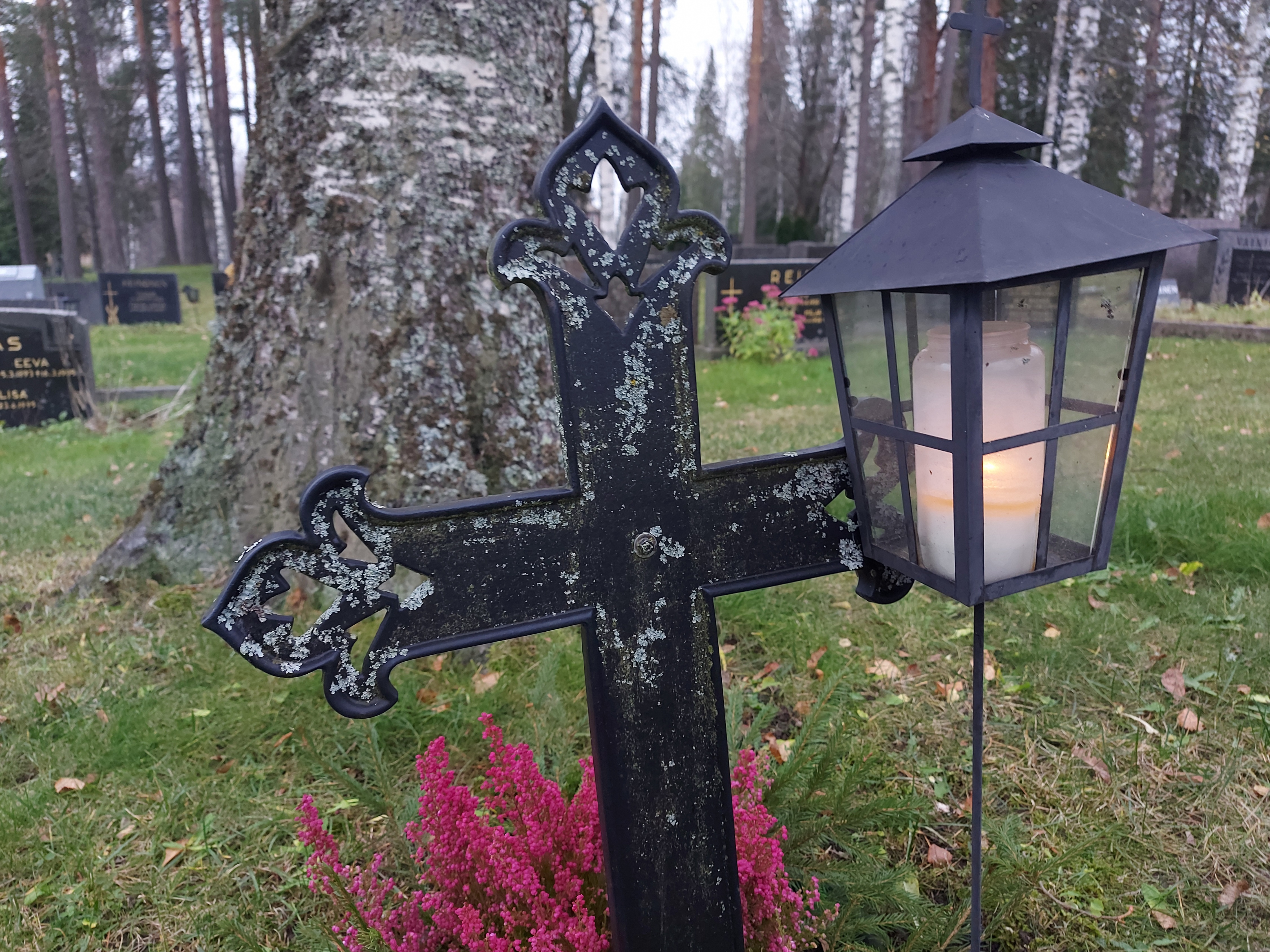 Kynttilälyhty ja takorautaristi Orimattilan hautausmaalla