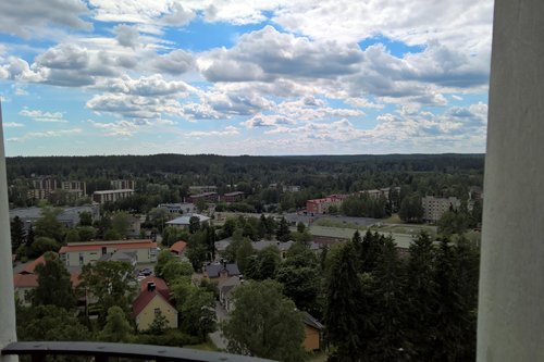 kirkontornista otettu kuva, kesämaisema ylhäältä, horisontissa kohtaavat maa ja taivas