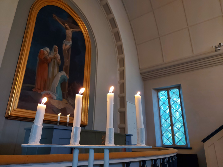 neljä adventtikynttilää Kuivannon kirkossa