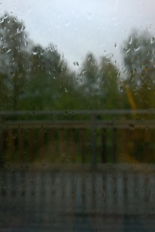 Kuvassa sadepisaroita ikkunassa.