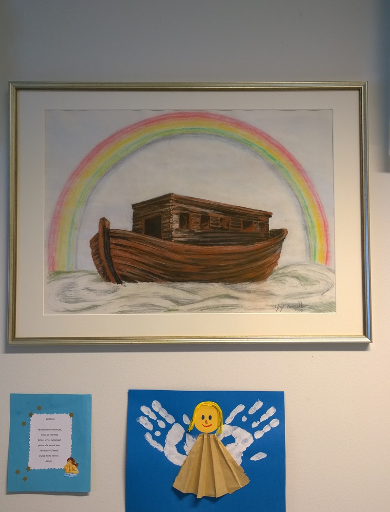 Kuvassa Leena Rehulan tekemä taulu Nooan arkki ja alempana lasten kerhoaskarteluja.