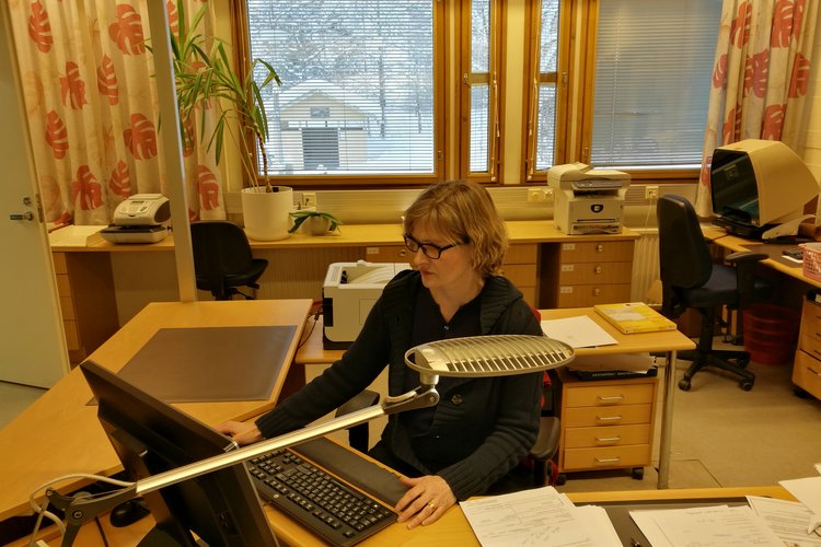 Aila Myllyoja virastolla_THUMB.jpg