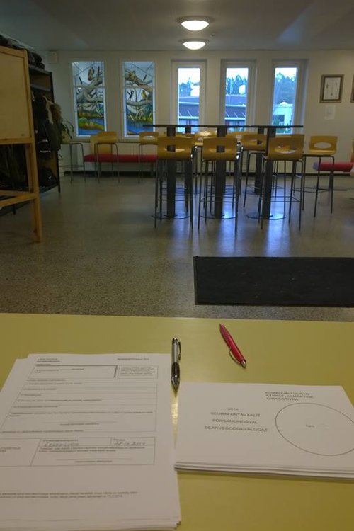 Ennakkoäänestys käynnissä lukiolla vuonna 2014