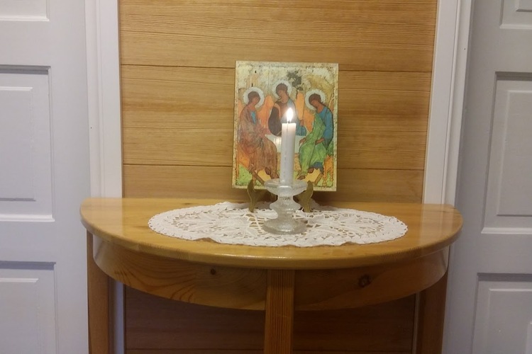 Kuvassa Artjärven seurakuntakodin eteisessä oleva pieni alttaripöytä. Pöydällä kynttilä ja ikoni.
