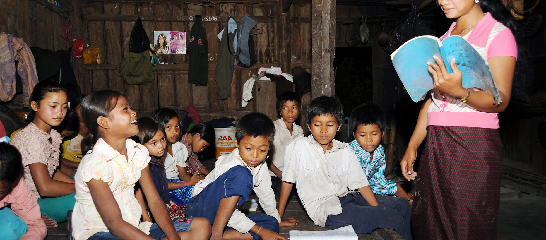 Lapsia nepalilaisessa koululuokassa.