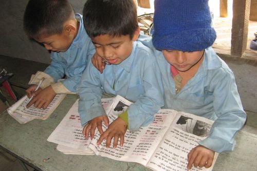 Koululaisia Nepalissa.