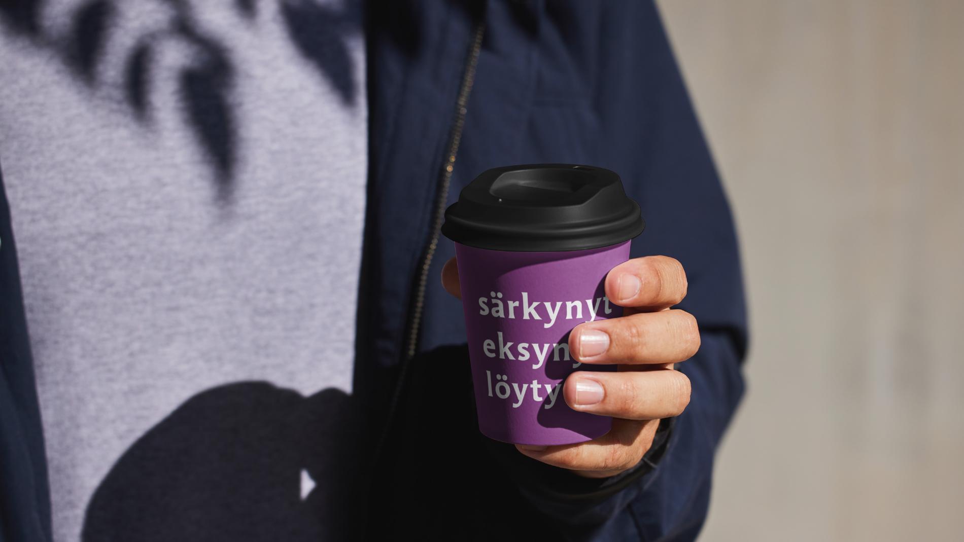 särkynyt eksynyt löytynyt violetilla pohjalla kahvimukissa, joka ihminen pitelee kädessään