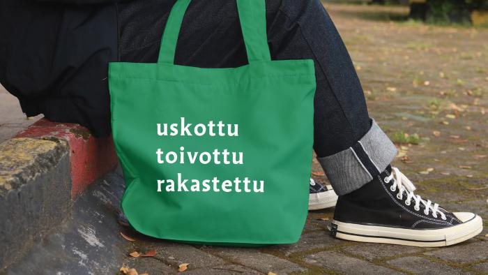 uskottu toivottu rakastettu teksti vihreässä kangaskassissa